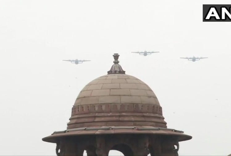 राजपथ पर फ्लाईपास्ट करते वायुसेना के विमान