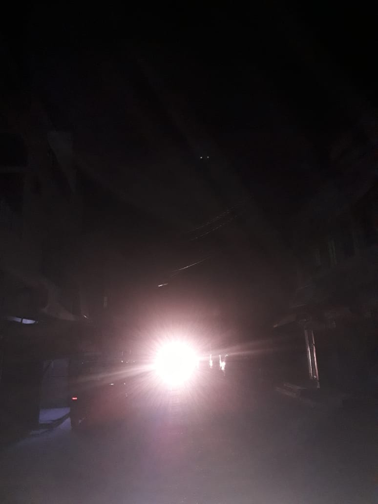 कोर्ट रोड पर आंधी के दौरान गुजरते वाहन।