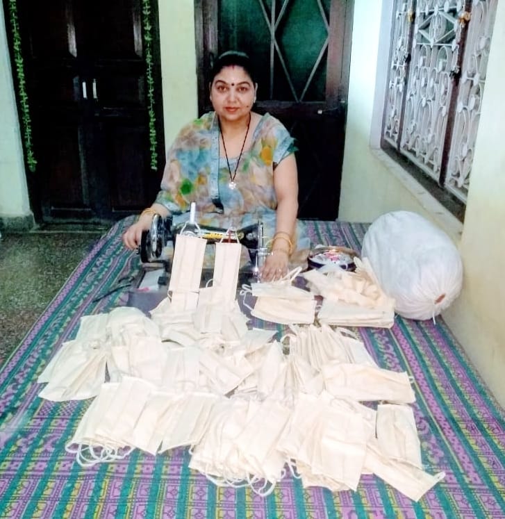 अफजलगढ़ में मास्क सिलाई करती महिला वैश्य समाज की अध्यक्षा पारुल अग्रवाल। अफजलगढ़ में मास्क सिलाई करती महिला वैश्य समाज की अध्यक्षा पारुल अग्रवाल।