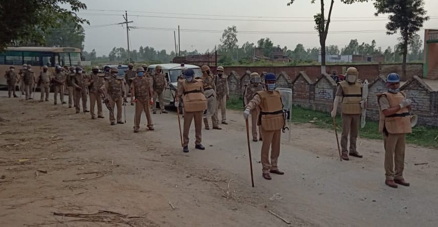 बड़गांव में एसओ संजीव कुमार की अगुवाई में फ्लैग मार्च निकालते पुलिसकर्मी बड़गांव में एसओ संजीव कुमार की अगुवाई में फ्लैग मार्च निकालते पुलिसकर्मी