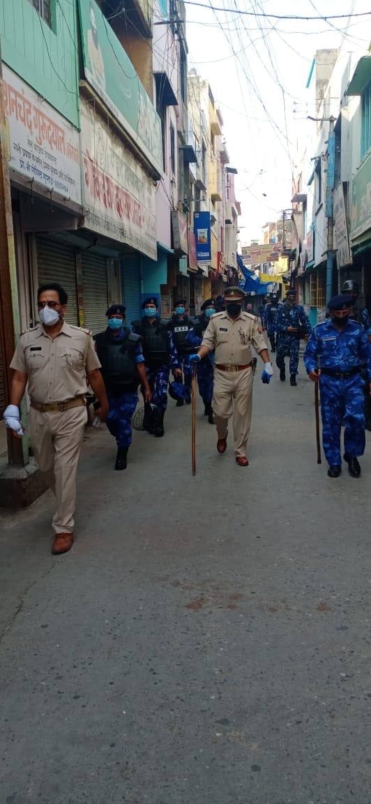 देवबंद में फ्लैग मार्च करते अर्ध सैनिक बलों के जवान देवबंद में फ्लैग मार्च करते अर्ध सैनिक बलों के जवान