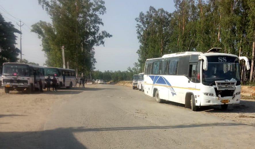 नजीबाबाद के भागूवाला से श्रमिकों को लेकर गुजरतीं उत्तराखंड की बसें। नजीबाबाद के भागूवाला से श्रमिकों को लेकर गुजरतीं उत्तराखंड की बसें।