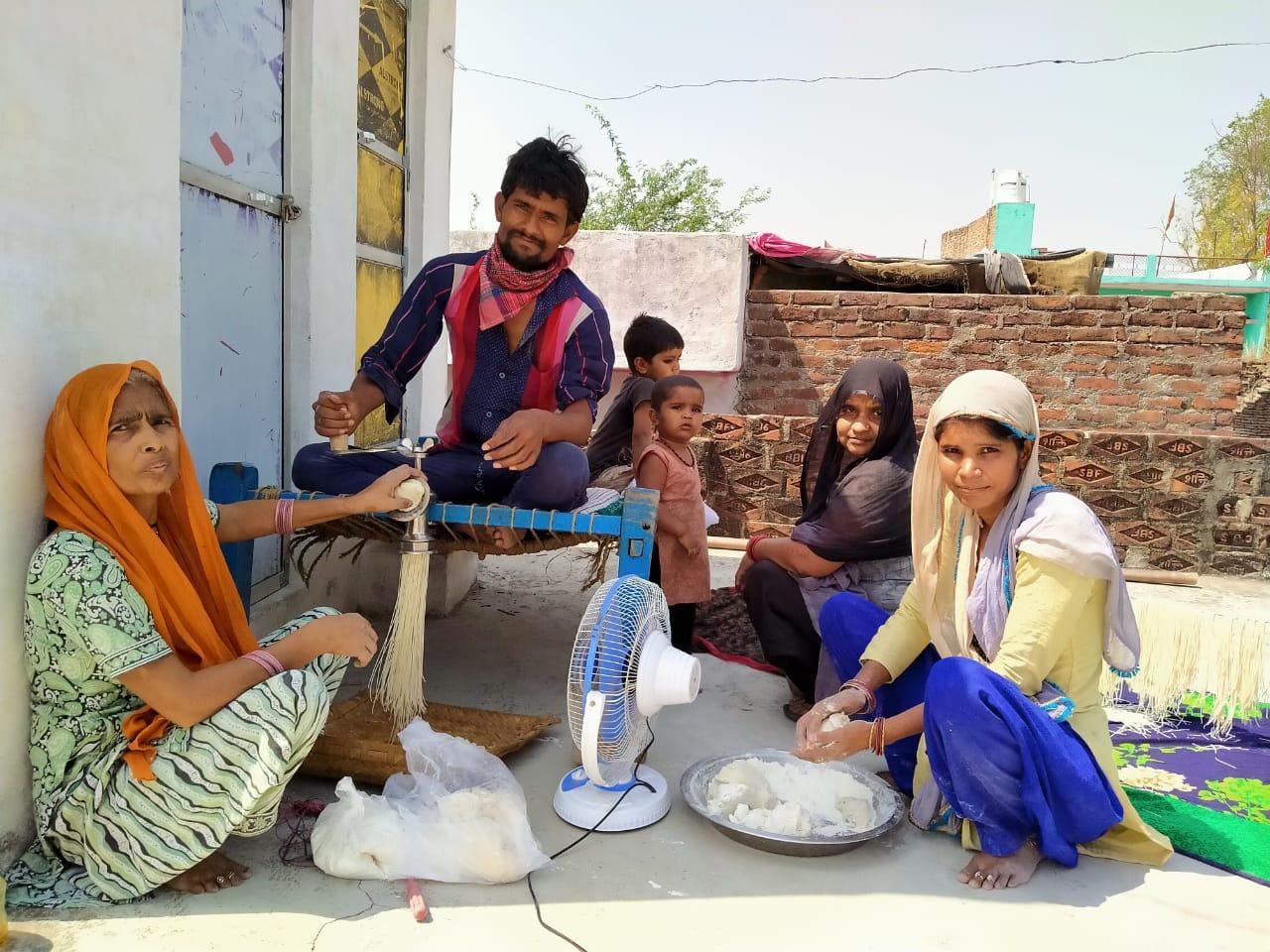 एट में काजियाना मोहल्ले में मशीन से सिव ई बनाती आशिया व शाहजहां एट में काजियाना मोहल्ले में मशीन से सिव ई बनाती आशिया व शाहजहां