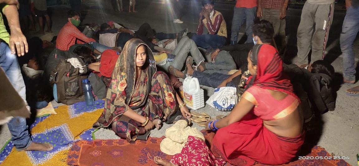 हाईवे किनारे बैठे परिजनों के साथ महिलाएं व बच्चे