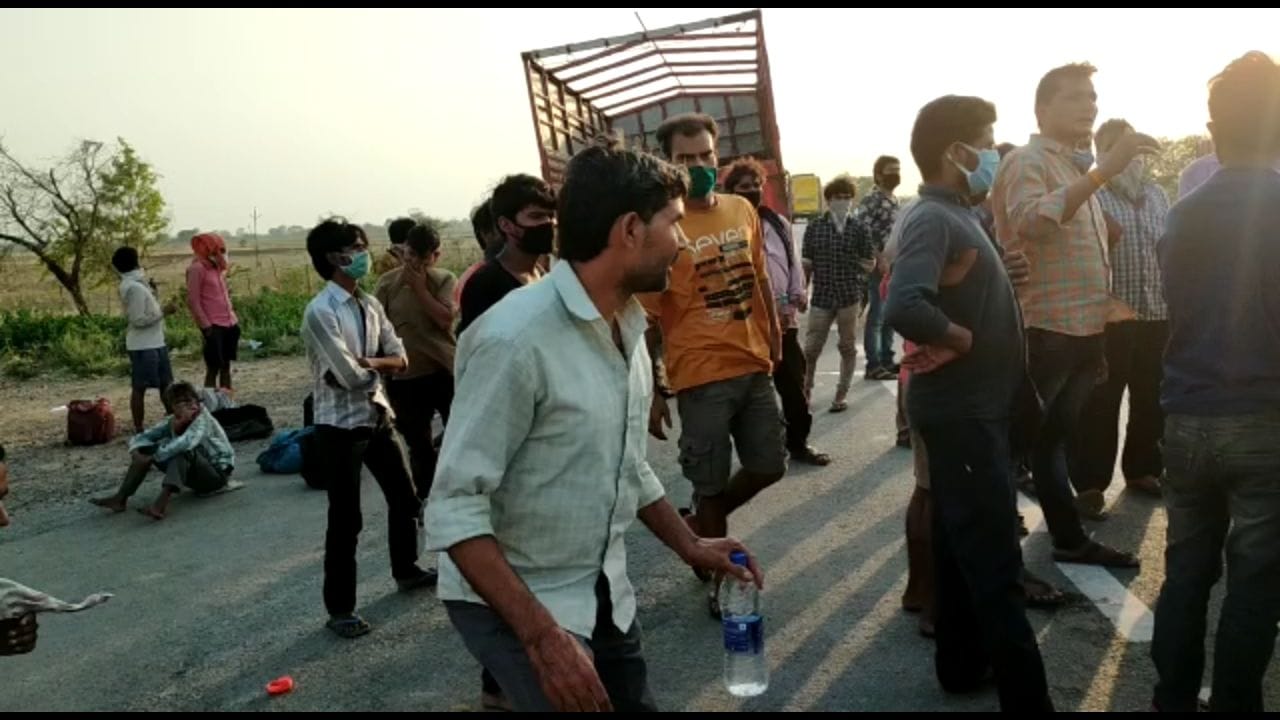 हाईवे पर हजारों की संख्या में खडे़ मजदूर।