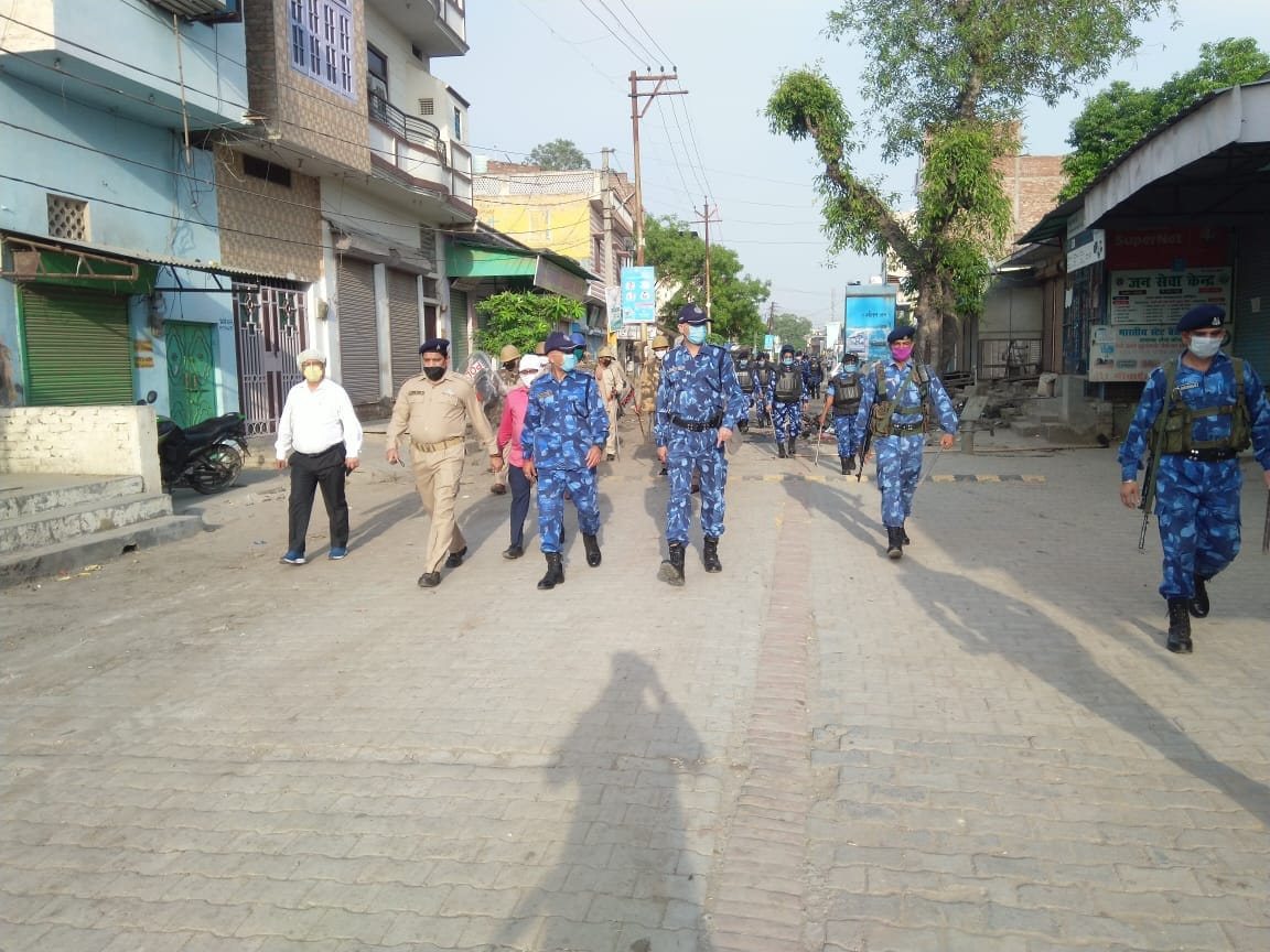 सहारनपुर में फ्लैग मार्च करते अर्ध सैनिक बलों के जवान सहारनपुर में फ्लैग मार्च करते अर्ध सैनिक बलों के जवान