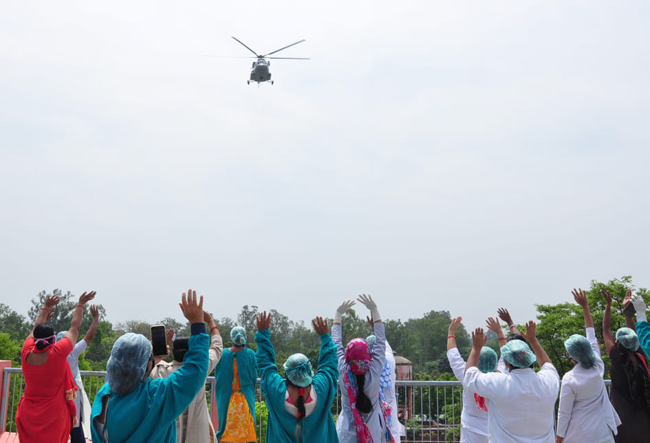 सहारनपुर के जिला अस्पताल में कोरोना के कर्म योद्घाओ के उपर पुष्प वर्षा करता सरसावा वायु सेना को ह सहारनपुर के जिला अस्पताल में कोरोना के कर्म योद्घाओ के उपर पुष्प वर्षा करता सरसावा वायु सेना को ह
