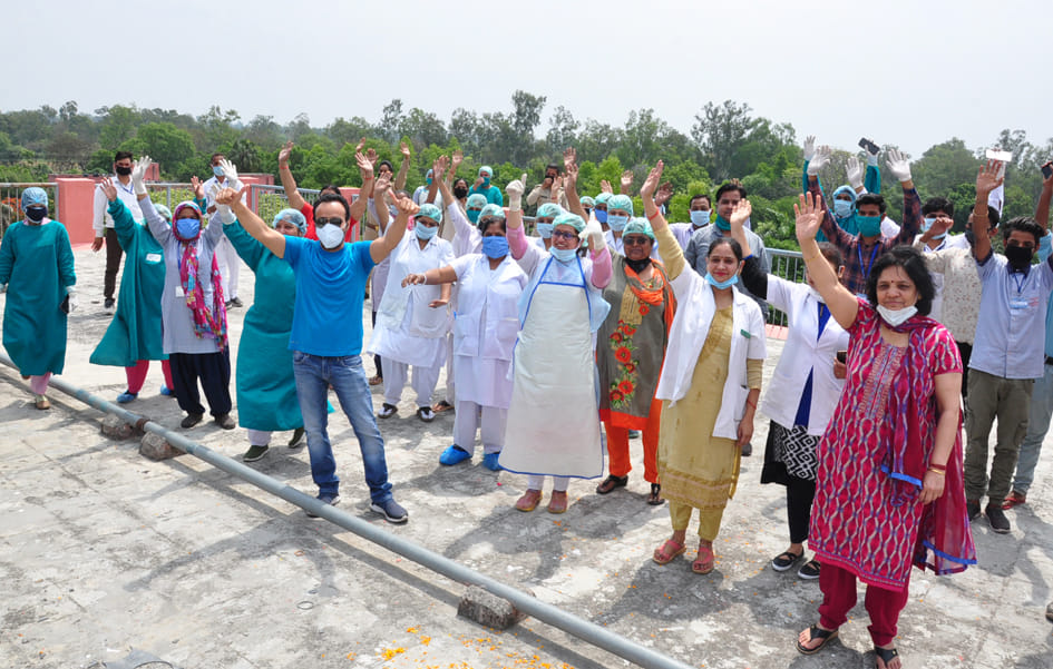 सहारनपुर के जिला अस्पताल में कोरोना के कर्म योद्घाओ के उपर पुष्प वर्षा करता सरसावा वायु सेना को ह सहारनपुर के जिला अस्पताल में कोरोना के कर्म योद्घाओ के उपर पुष्प वर्षा करता सरसावा वायु सेना को ह