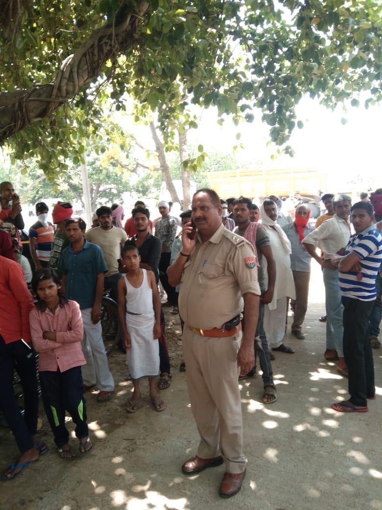 कुठौंद में घटनास्थल पर लगी भीड़ मौजूद पुलिसकर्मी कुठौंद में घटनास्थल पर लगी भीड़ मौजूद पुलिसकर्मी