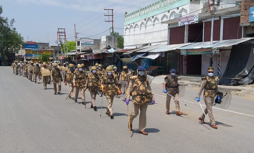सहारनपुर के गागलहेड़ी में सीओ सदर की अगुवाई फ्लैग मार्च करते पुलिस और पीएसी के जवान सहारनपुर के गागलहेड़ी में सीओ सदर की अगुवाई फ्लैग मार्च करते पुलिस और पीएसी के जवान