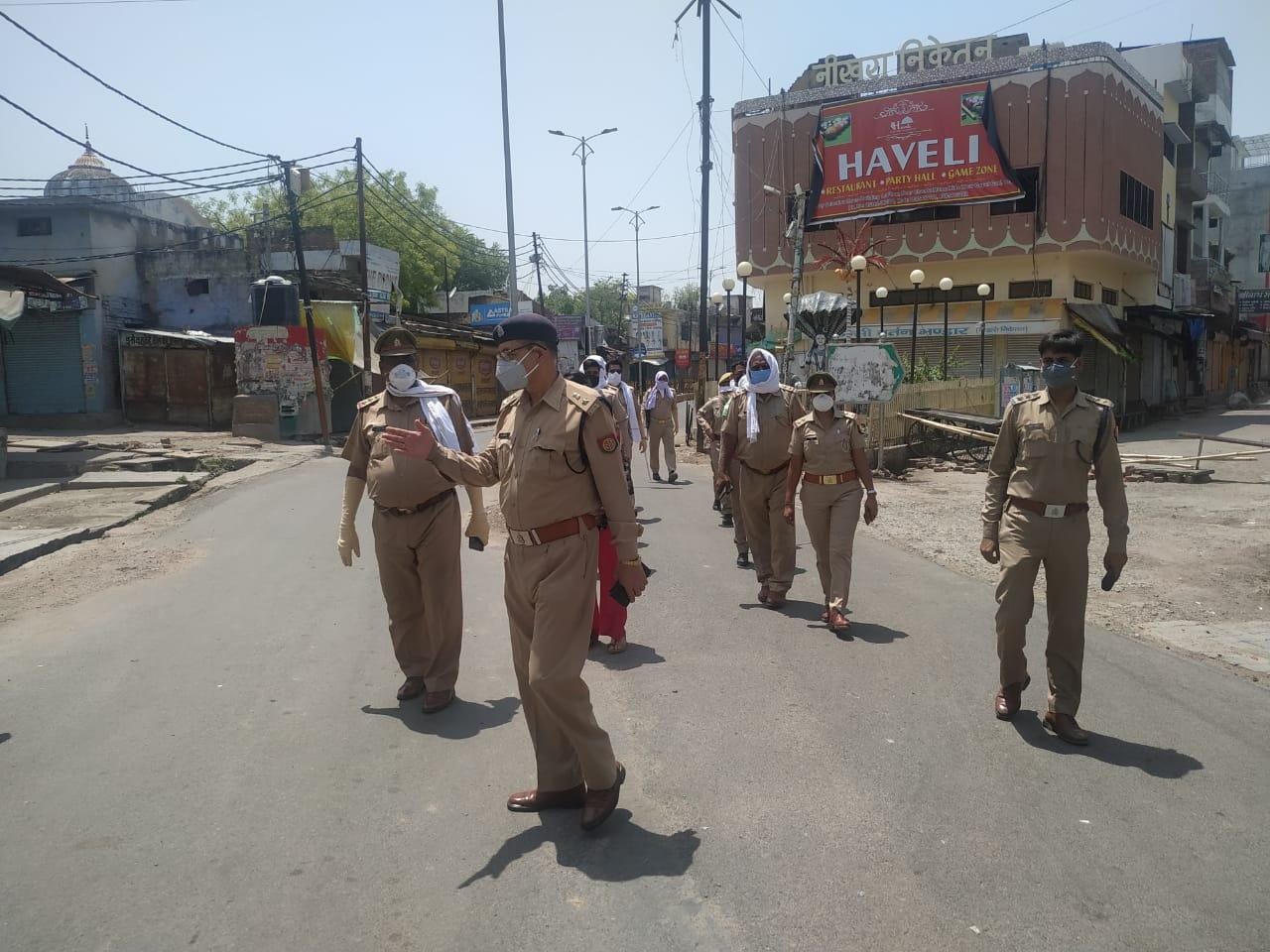 लॉकडाउन के दौरान सड़क पर पैदल मार्च करते एएसपी सीओ व पुलिस फोर्स
