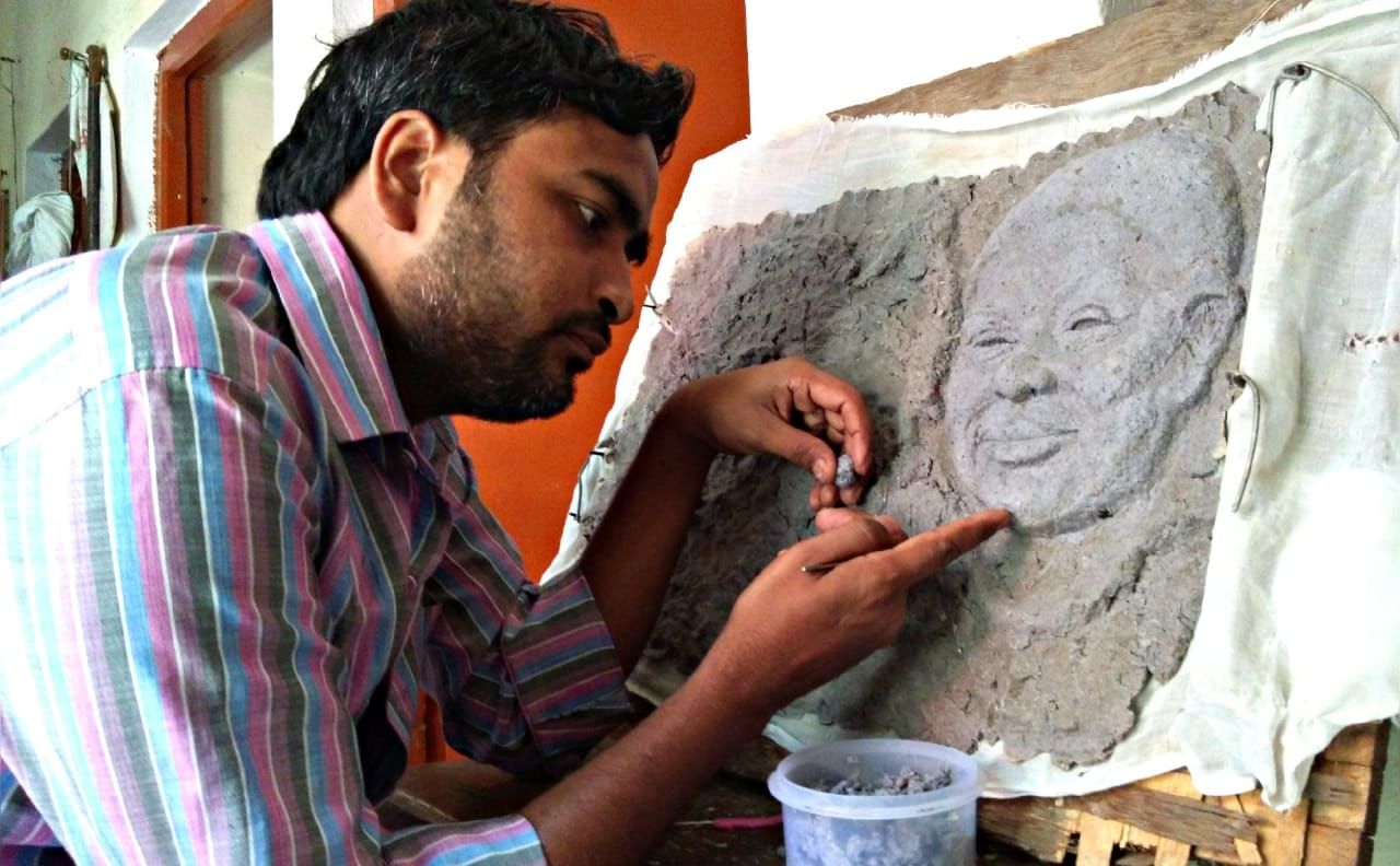 अपने आवास पर कलाकृति तैयार करते भूपेंद्र अस्थाना।