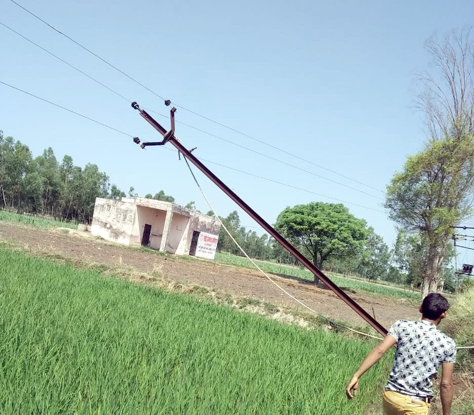 रेहड़ में आंधी से तिरछे हुए विद्युत पोल। रेहड़ में आंधी से तिरछे हुए विद्युत पोल।
