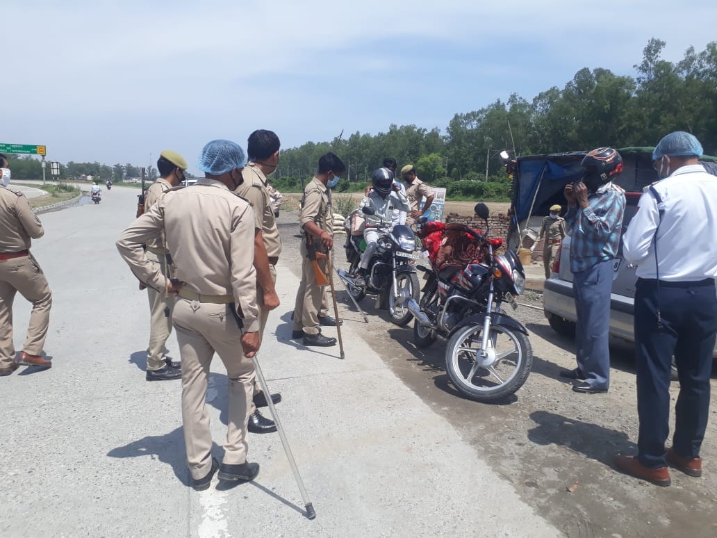 सरसावा में हरियाणा से आने वाले कामगारों को यूपी बार्डर पर रोकती पुलिस सरसावा में हरियाणा से आने वाले कामगारों को यूपी बार्डर पर रोकती पुलिस