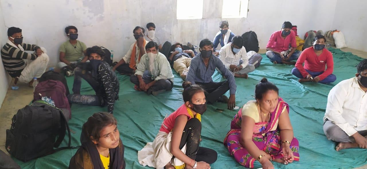 रामपुरा में बाहर से आए लोग क्वारटीन सेंटर में बैठे हुए रामपुरा में बाहर से आए लोग क्वारटीन सेंटर में बैठे हुए