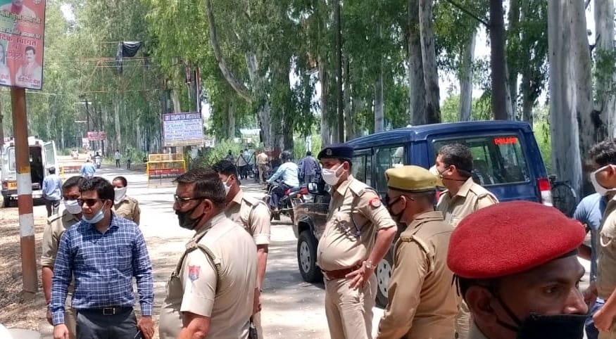 बिजनौर-मंडावर रोड पर शराब की दुकान बंद कराते एसडीएम व सीओ। बिजनौर-मंडावर रोड पर शराब की दुकान बंद कराते एसडीएम व सीओ।