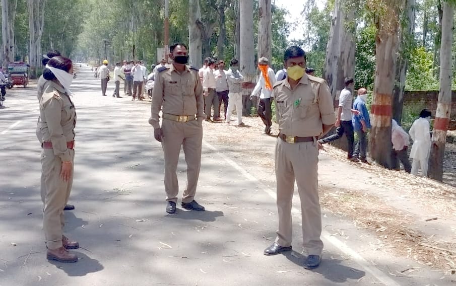 बिजनौर-मंडावर रोड पर शराब लेने के लिए लगी लाइन और तैनात पुलिस। बिजनौर-मंडावर रोड पर शराब लेने के लिए लगी लाइन और तैनात पुलिस।