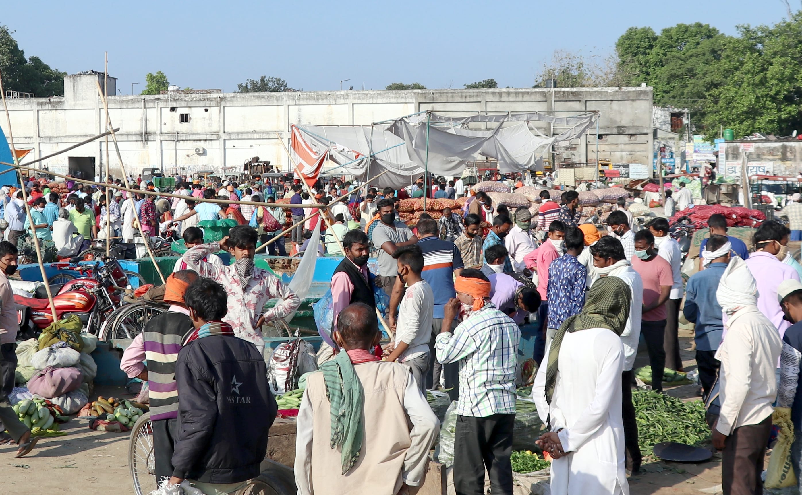 बिजनौर में प्रदर्शनी मैदान में सब्जी मंडी उमड़ी भीड़। बिजनौर में प्रदर्शनी मैदान में सब्जी मंडी उमड़ी भीड़।