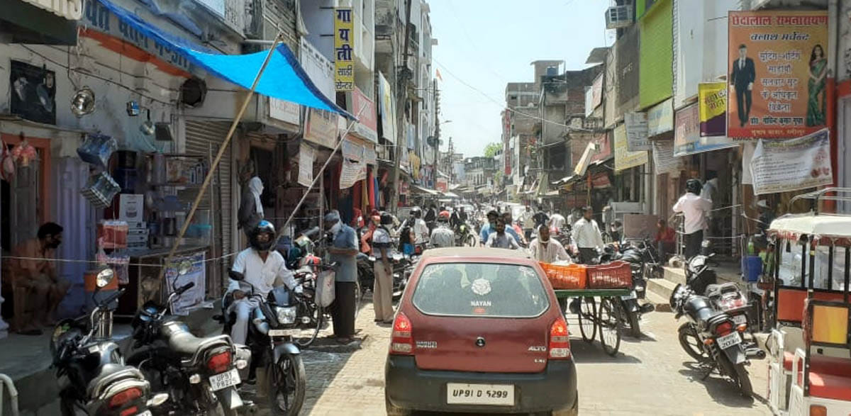 शहर के सुभाष बाजार में उमड़ी भीड़।
