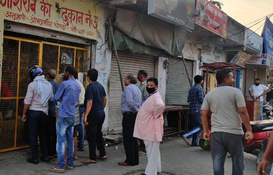 नजीबाबाद में स्टेशन रोड शराब ठेके पर खड़े ग्राहक। नजीबाबाद में स्टेशन रोड शराब ठेके पर खड़े ग्राहक।