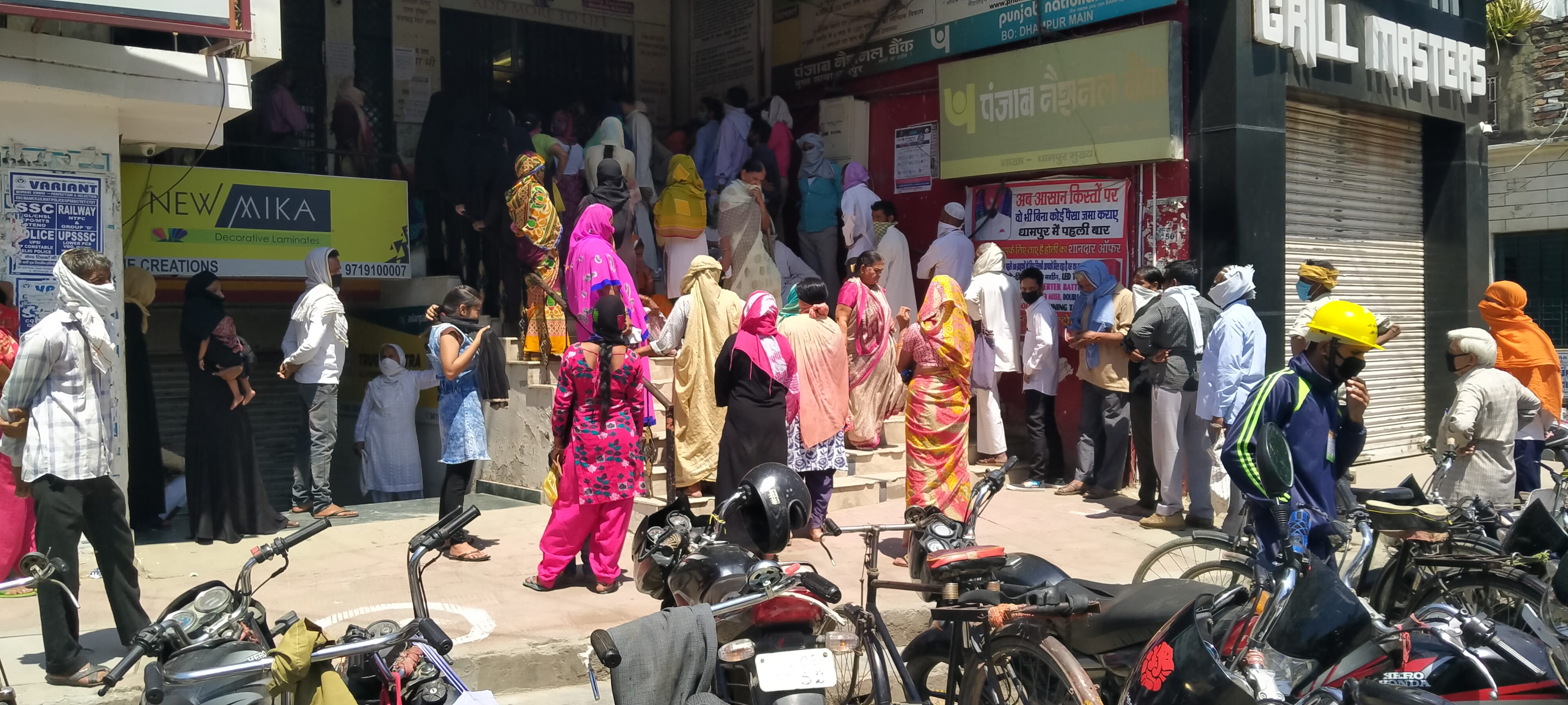 धामपुर में पीएनबी शाखा के बाहर ग्राहकों की लगी भीड़। धामपुर में पीएनबी शाखा के बाहर ग्राहकों की लगी भीड़।