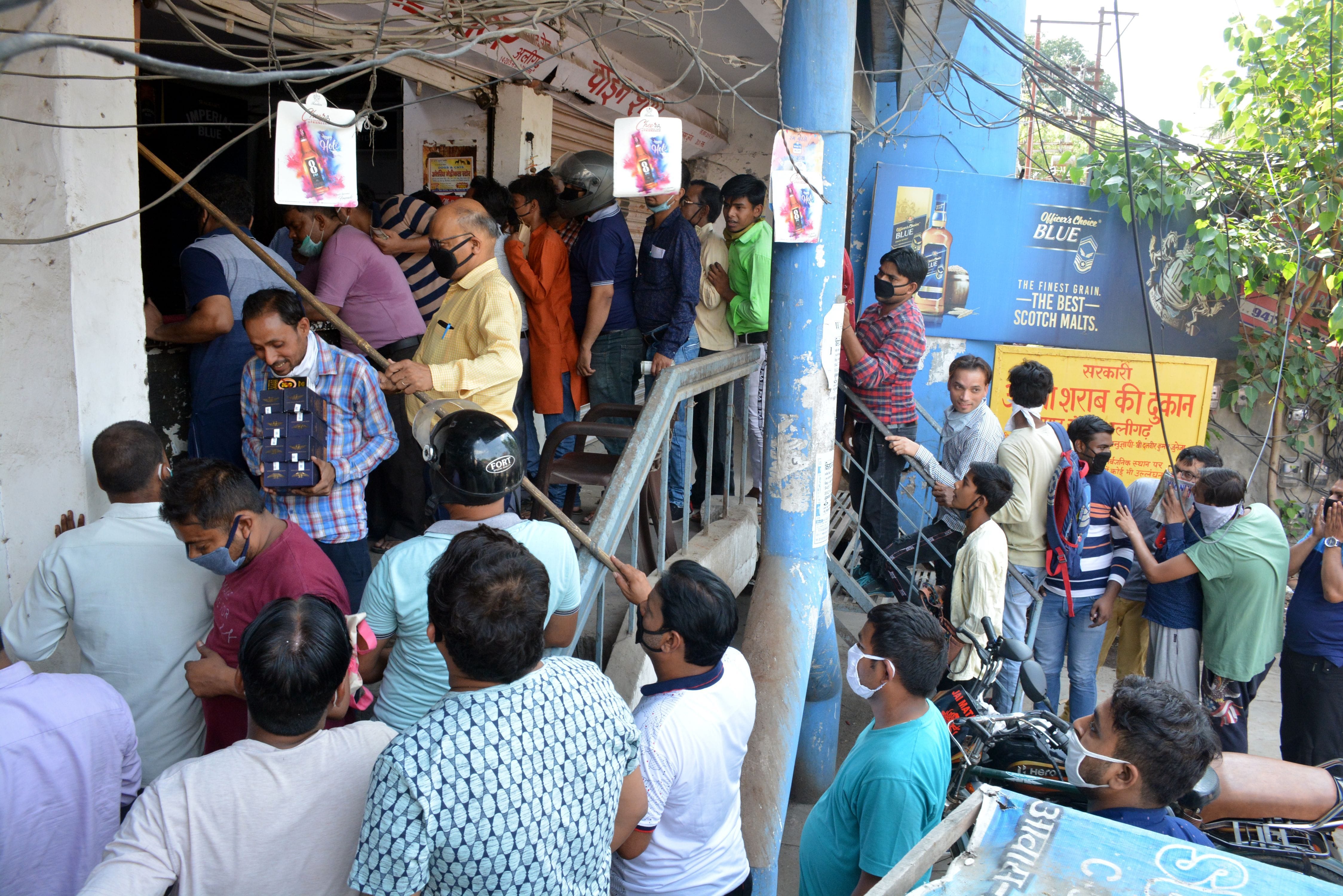सेंटर प्वाइंट पर अंग्रेजी शराब की दुकान पर शराब लेने के लिए लाइन में लगे लोग। सेंटर प्वाइंट पर अंग्रेजी शराब की दुकान पर शराब लेने के लिए लाइन में लगे लोग।