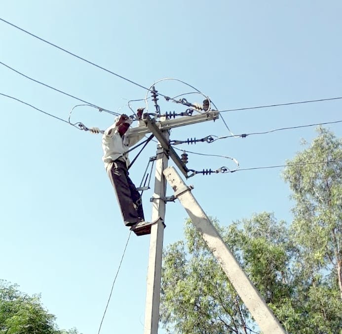 हल्दौर आंधी से खराब हुई विद्युत लाइन को सही करते कर्मचारी। हल्दौर आंधी से खराब हुई विद्युत लाइन को सही करते कर्मचारी।
