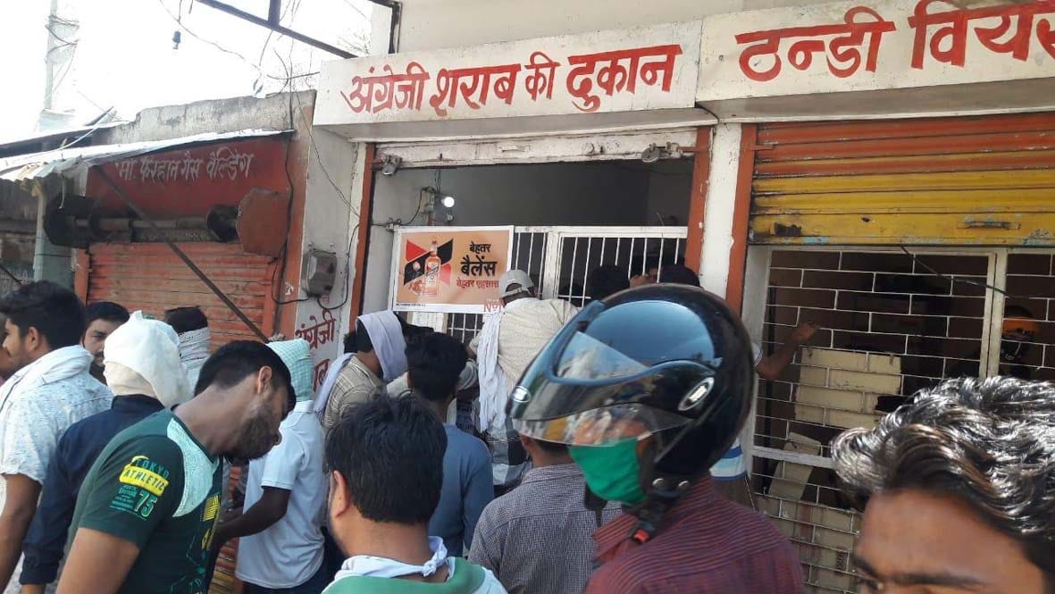 जालौन में शराब की दुकान के बाहर लगी भीड़। जालौन में शराब की दुकान के बाहर लगी भीड़।