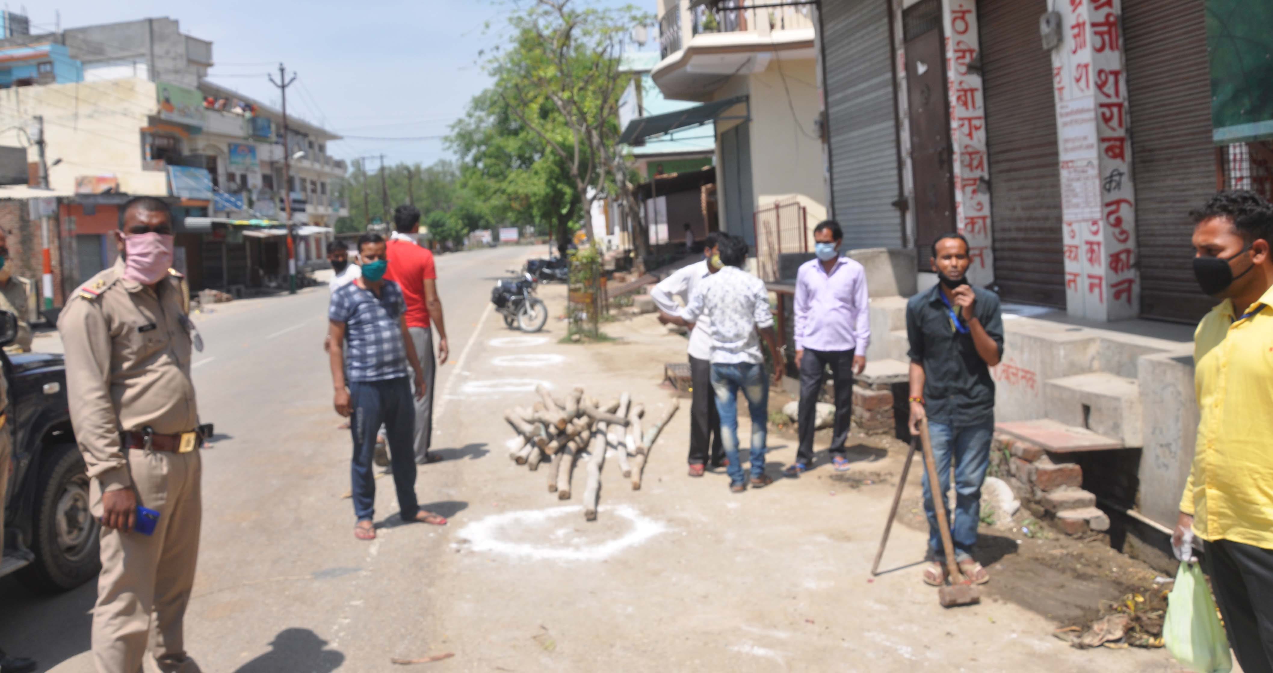 शामली के माजरा रोड पर शराब के ठेके के पास बल्ली लगवाते पुलिसकर्मी। शामली के माजरा रोड पर शराब के ठेके के पास बल्ली लगवाते पुलिसकर्मी।