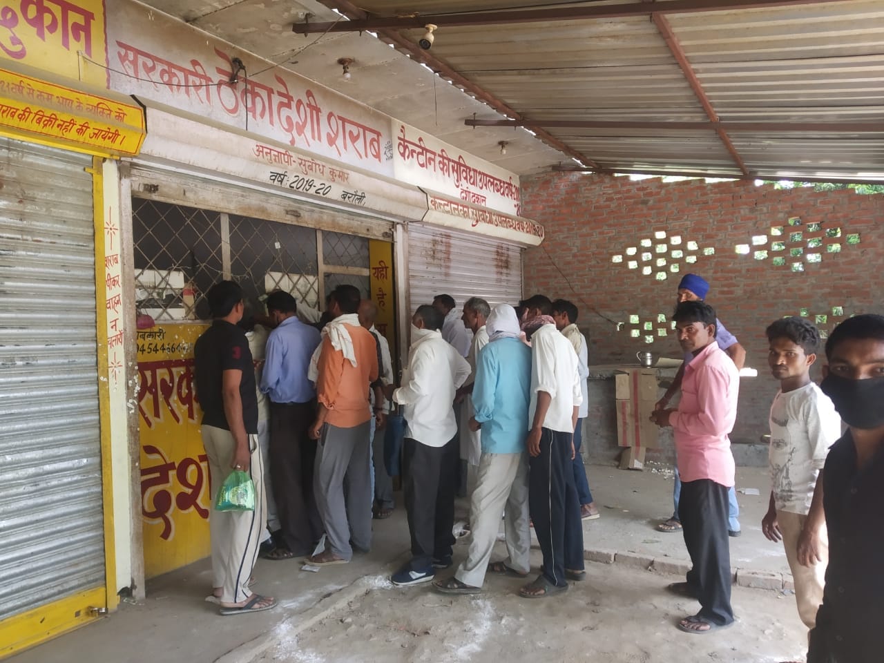 छुटमलपुर के बरौली में शराब की दुकान पर सोशल डिस्टेंसिंग की धज्जियां उड़ाते खरीदार