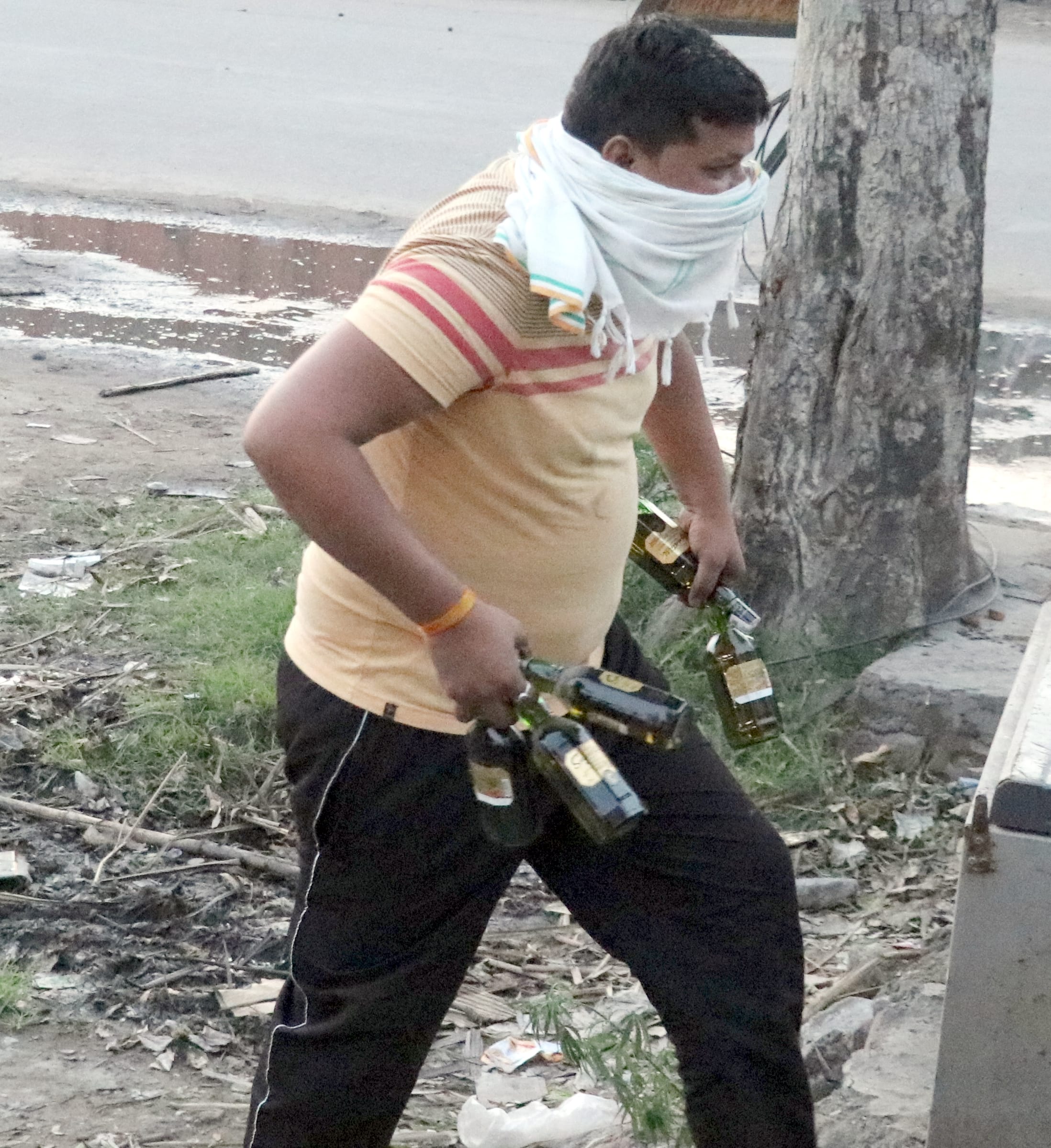 मिल गई शराब। बिजनौर में शराब लेकर जाता एक युवक। मिल गई शराब। बिजनौर में शराब लेकर जाता एक युवक।