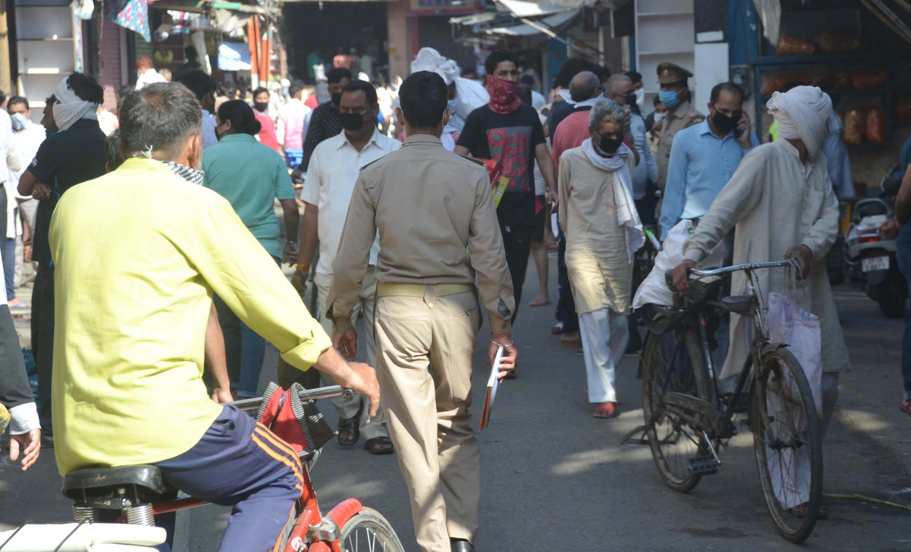 शामली में सोमवार को खुले बाजार में लगी भीड़। शामली में सोमवार को खुले बाजार में लगी भीड़।