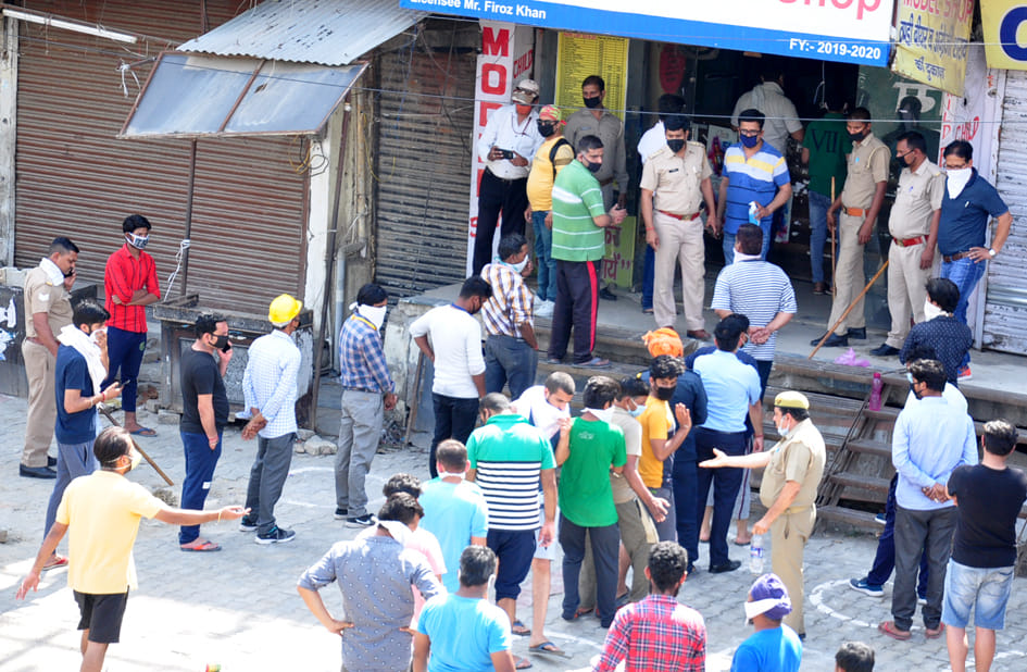 सहारनपुर में लॉकडाउन के दौरान कोर्ट रोड़ पर शराब की दुकान पर सोशल डिस्टेंश का पालन कराती पुलिस