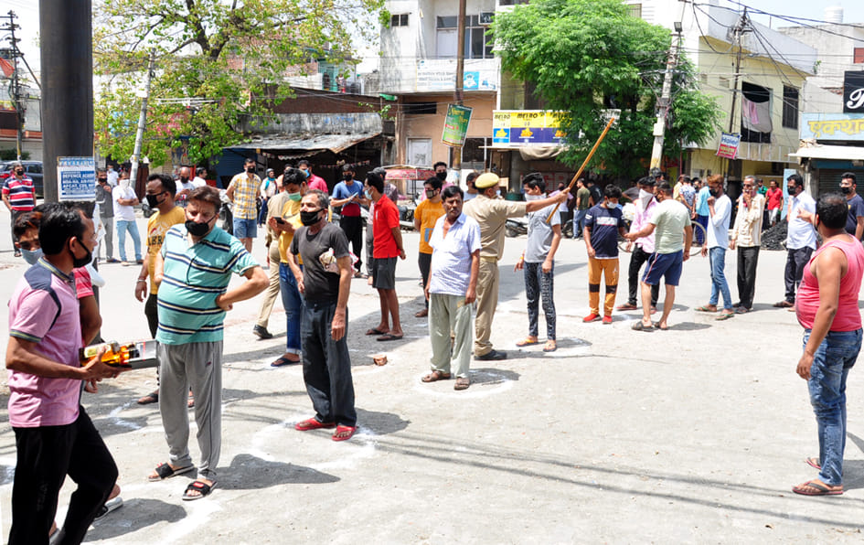 सहारनपुर में लॉकडाउन में शराब की दुकान पर सोशल डिस्टेंश का पालन कराती पुलिस