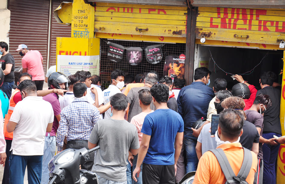 सहारनपुर में लॉकडाउन के दौरान प्रताप मार्केट में शराब की दुकान पर सोशल डिस्टेंश की जम उड़ी धज्जि?