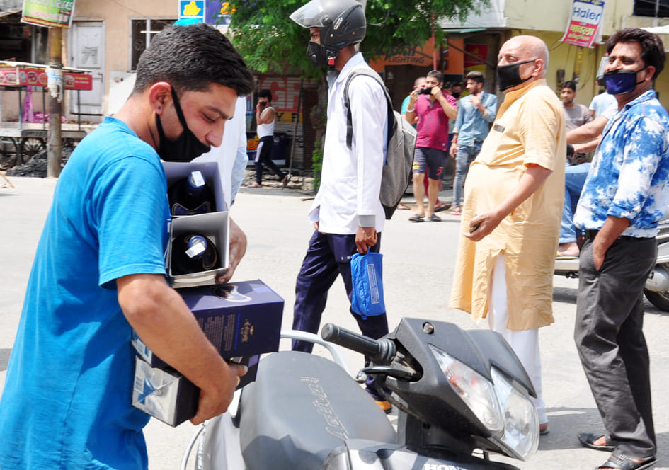 सहारनपुर में लॉकडाउन के दौरान नुमाइशकैंप शराब खरीदकर एकटिवा में लेजाता व्यक्ति