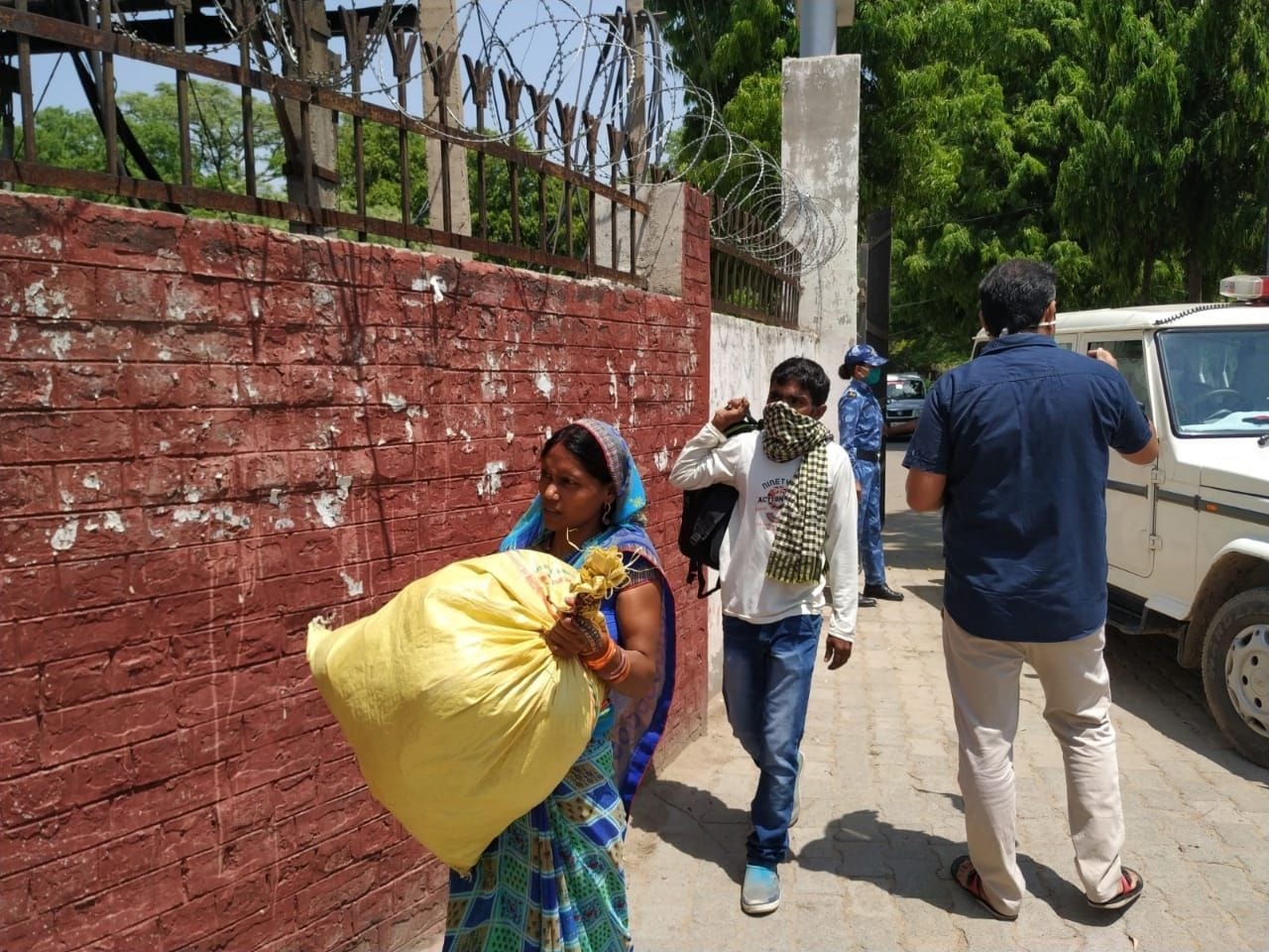 अपना सामान उठाकर वापस जाते बरेली निवासी किरण व गुड्डू अपना सामान उठाकर वापस जाते बरेली निवासी किरण व गुड्डू