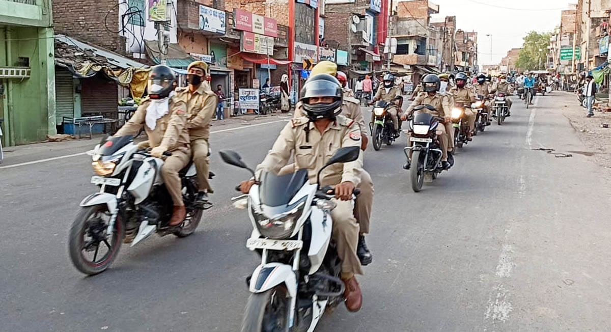 सुमेरपुर कस्बे में बाइकों से गश्त करती पुलिस। सुमेरपुर कस्बे में बाइकों से गश्त करती पुलिस।