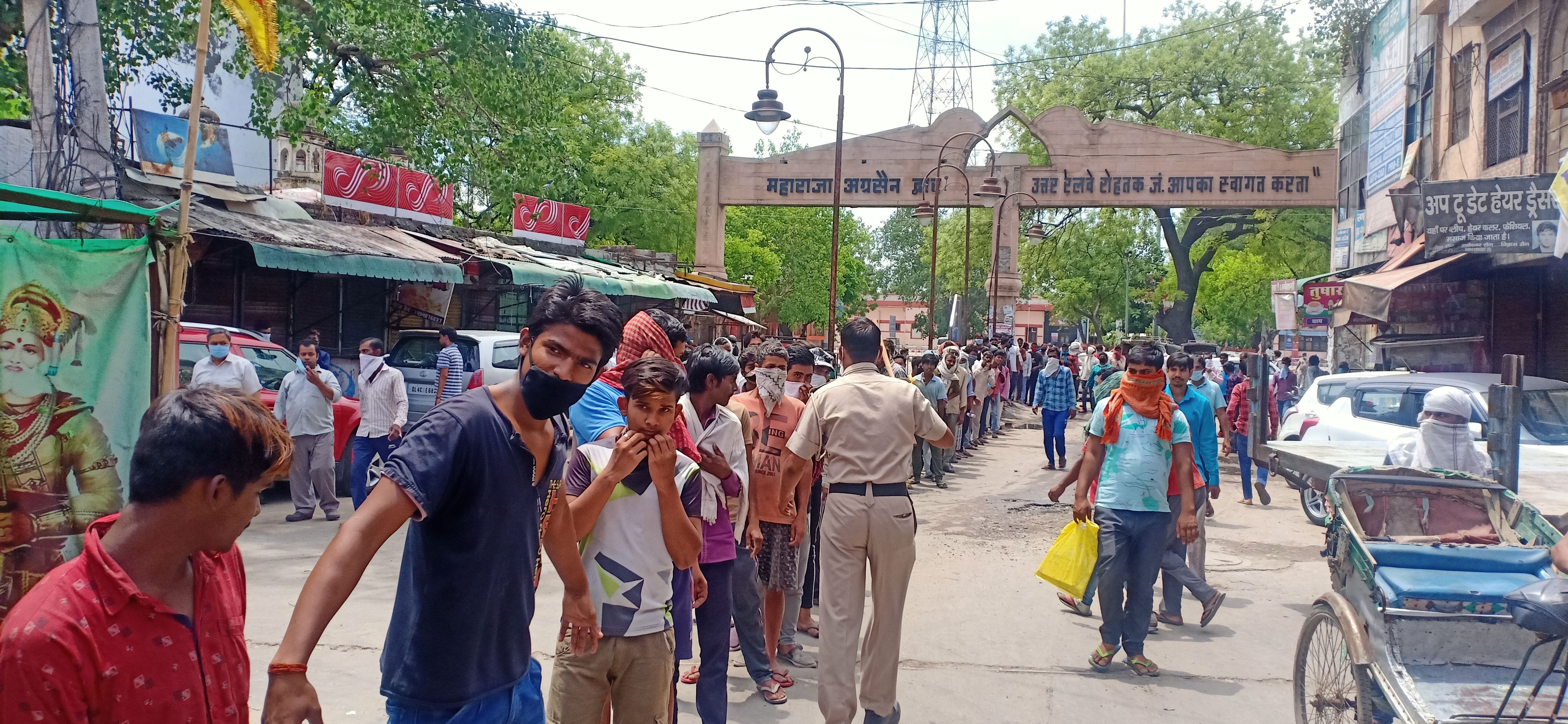 स्टेशन पर जाने से रोकने के बाद पुलिस ने अग्रसेन चौक और स्टेशन के मुख्य गेट तक लगवाई लोगों की लाइन, ? स्टेशन पर जाने से रोकने के बाद पुलिस ने अग्रसेन चौक और स्टेशन के मुख्य गेट तक लगवाई लोगों की लाइन, ?