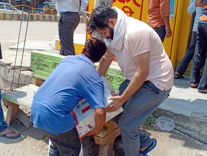 नगीना में शराब की दुकान से पूरी पेटी को कट्टे में डालकर ले जाता ग्राहक। नगीना में शराब की दुकान से पूरी पेटी को कट्टे में डालकर ले जाता ग्राहक।