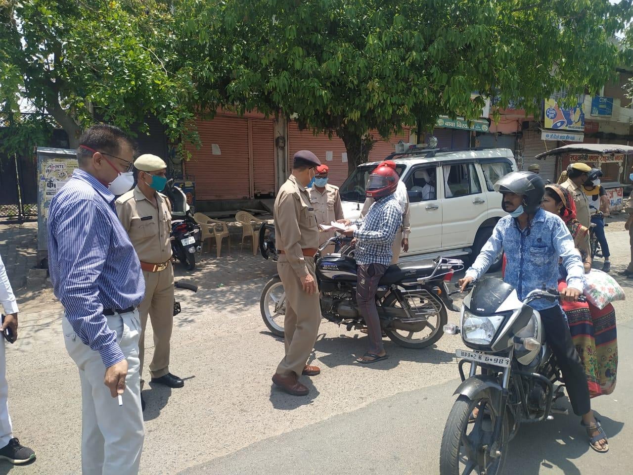शहर में वाहनों की चेकिंग करते एएसपी अवधेश कुमार व एडीएम प्रमिल कुमार