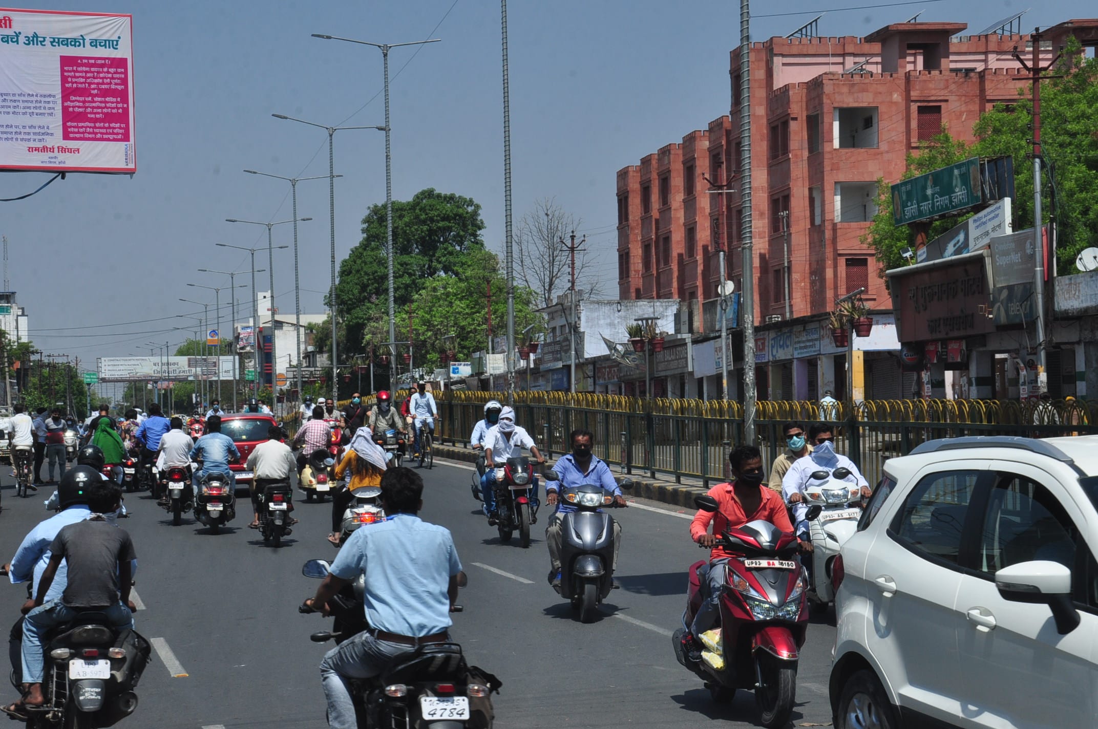 सोमवनार को इलाइट सीपरी मार्ग पर पहले जैसी रोनक देखने को मिली यहां सड़क पर सरपट गाड़ियां दौड़ी। अम सोमवनार को इलाइट सीपरी मार्ग पर पहले जैसी रोनक देखने को मिली यहां सड़क पर सरपट गाड़ियां दौड़ी। अम