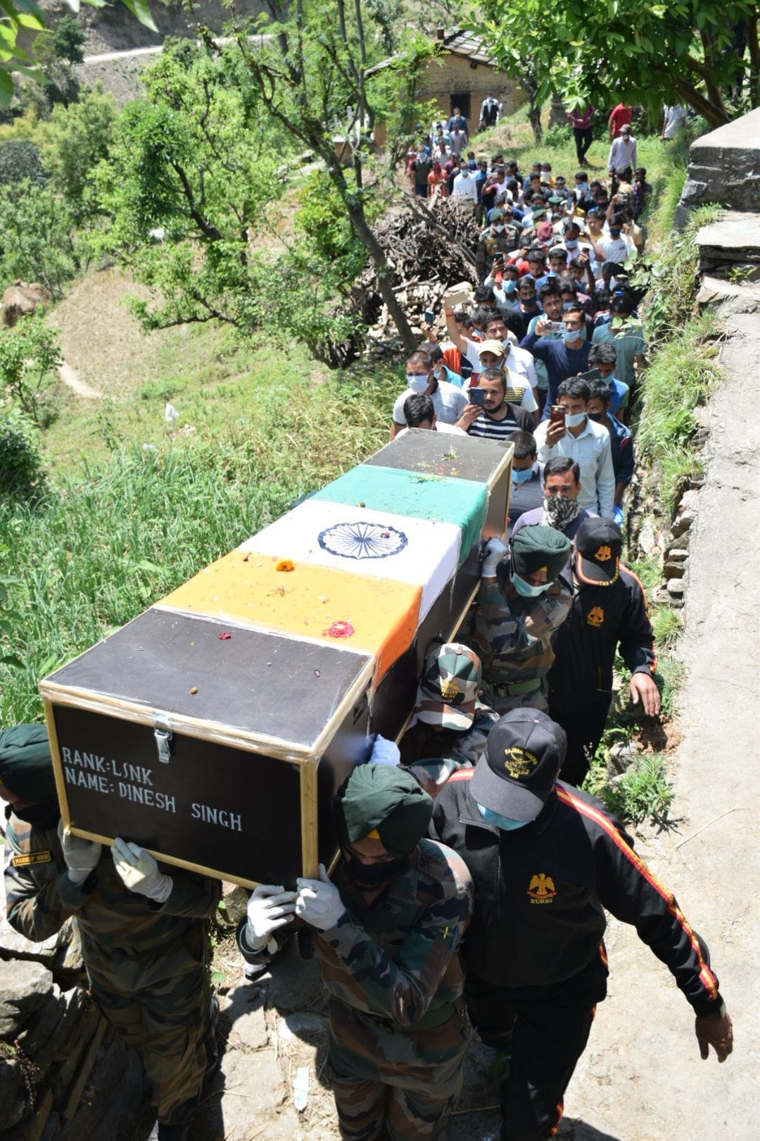 शहीद दिनेश सिंह के पार्थिक शरीर को गांव लाते सेना के जवान और अन्य लोग।