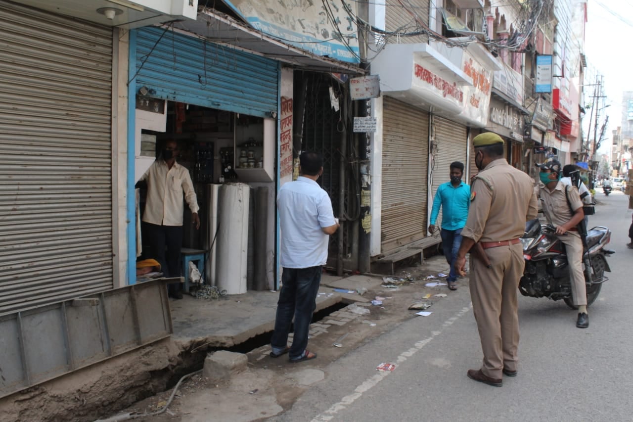 शहर के चौक पर लौह सामग्री की दुकान को बंद कराती पुलिस। शहर के चौक पर लौह सामग्री की दुकान को बंद कराती पुलिस।