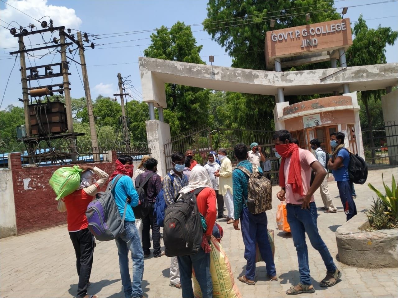 राजकीय कॉलेज के बाहर पहुंचे प्रवासी। राजकीय कॉलेज के बाहर पहुंचे प्रवासी।