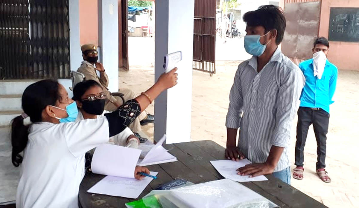 शहर के शेल्टर होम में प्रवासियों का स्वास्थ्य परीक्षण करती टीम। शहर के शेल्टर होम में प्रवासियों का स्वास्थ्य परीक्षण करती टीम।
