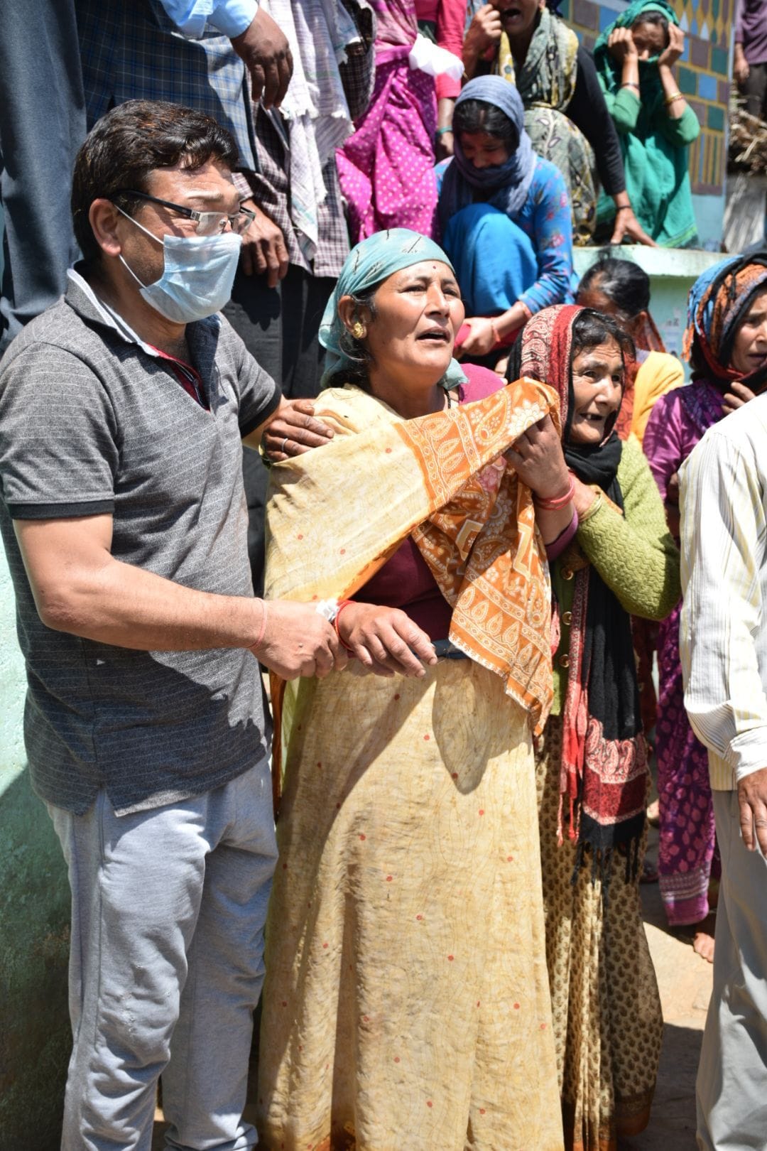 शहीद दिनेश सिंह के पार्थिक शरीर गांव पहुंचने पर रोती माता तुलसी देवी।