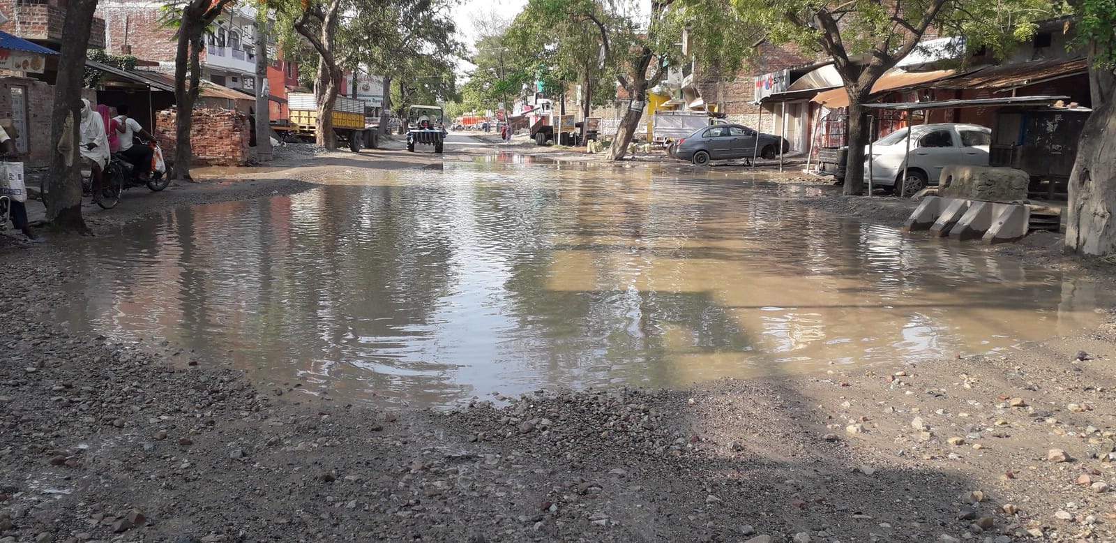 लालगंज विकासखंड के आजमगढ़-वाराणसी मुख्य मार्ग से सटा पिच बना तालाब।