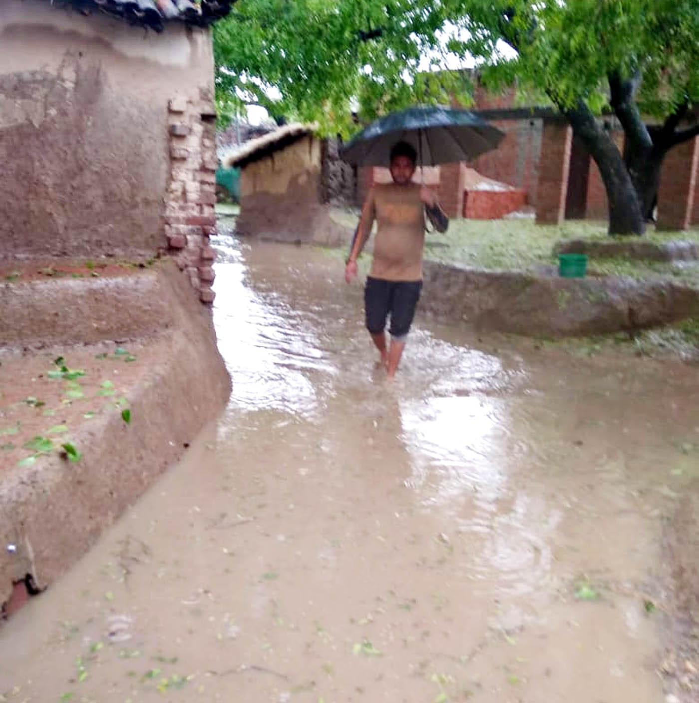 कुछेछा मोहल्ले के रास्ते में भरा बारिश का पानी।