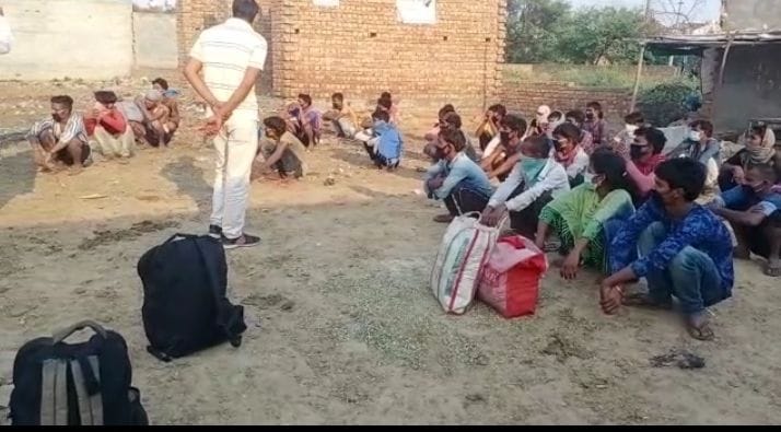 ट्रक से उतारे गए प्रवासी मजदूर। ट्रक से उतारे गए प्रवासी मजदूर।